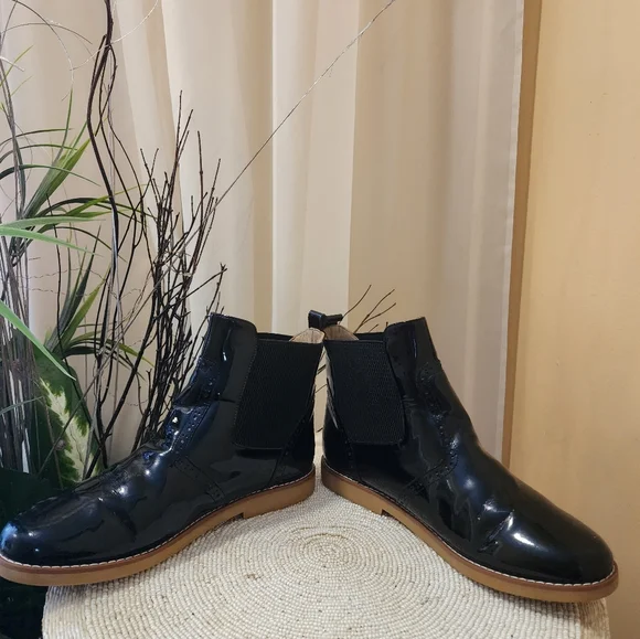 Elephantito patent leather ankle booties with brogue accent.Flat heel size 6 - Picture 5 of 7